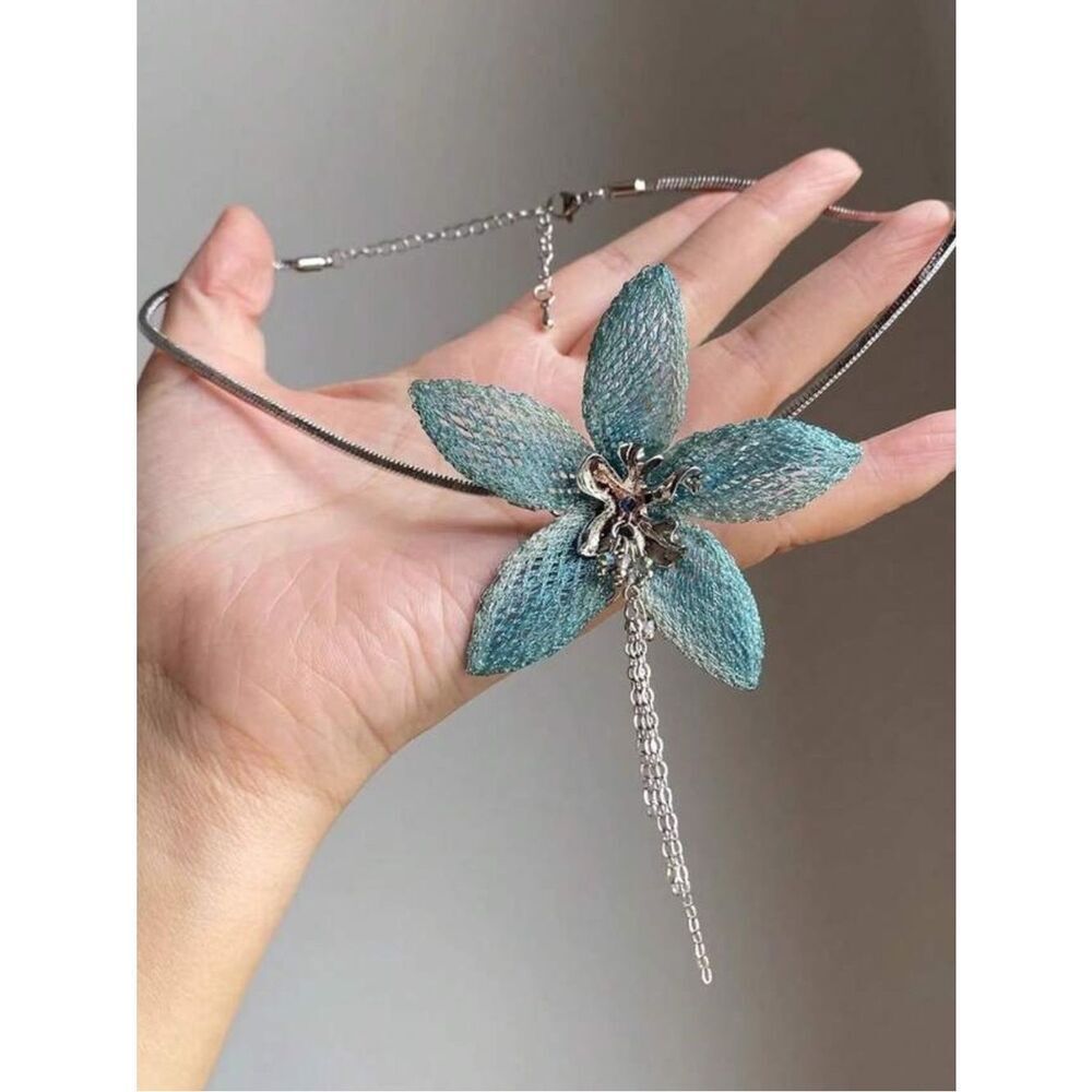 Elegant Blue Flower Pendant Necklace A1660